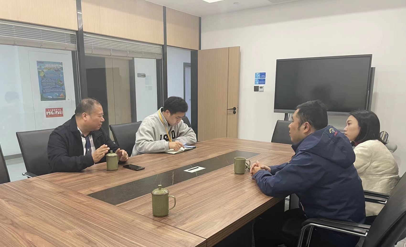 双屿街道党工委委员、纪工委书记叶锋一行赴面粉公司考察调研