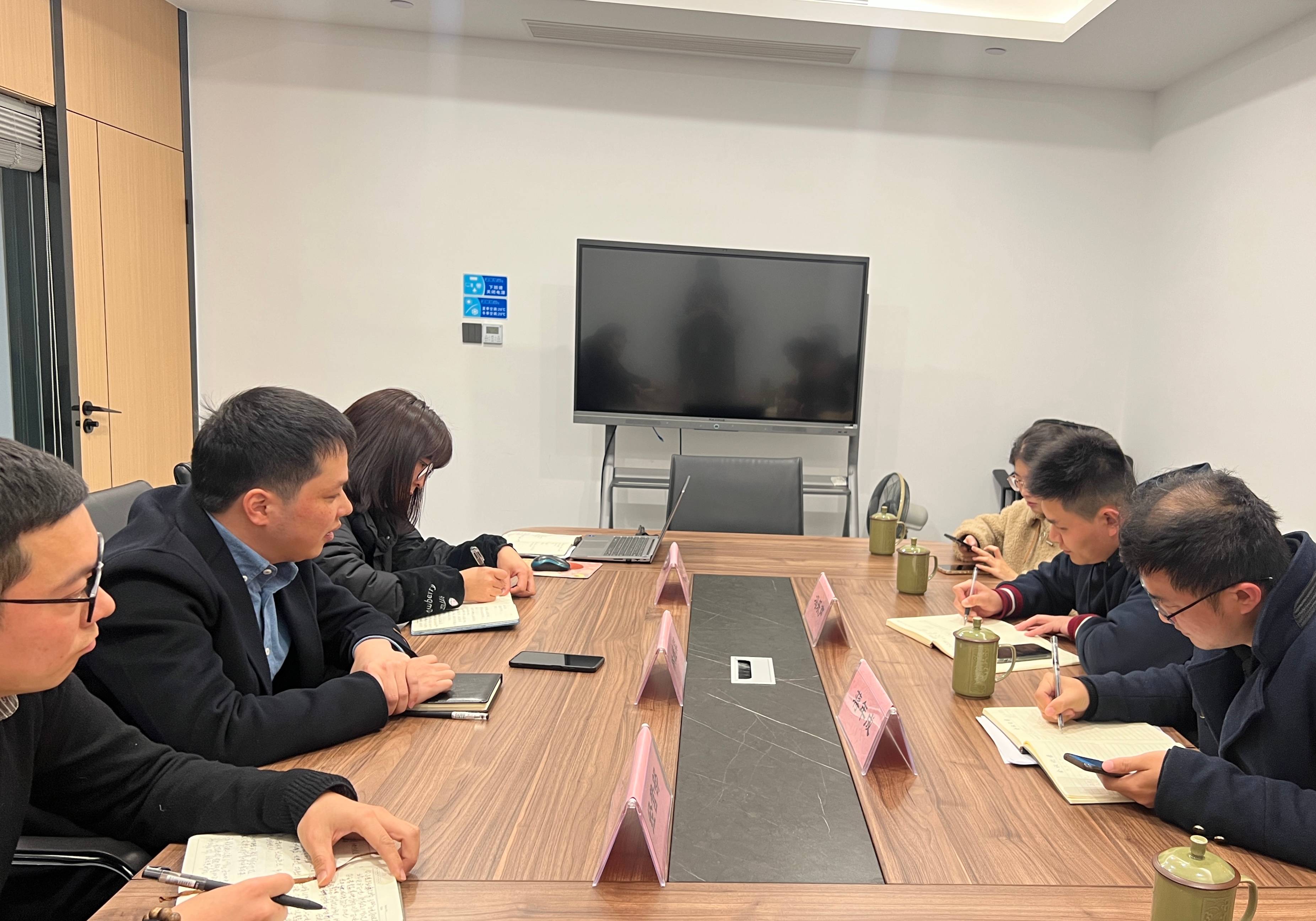 鹿城区商务局联合双屿街道赴面粉公司开展交流走访